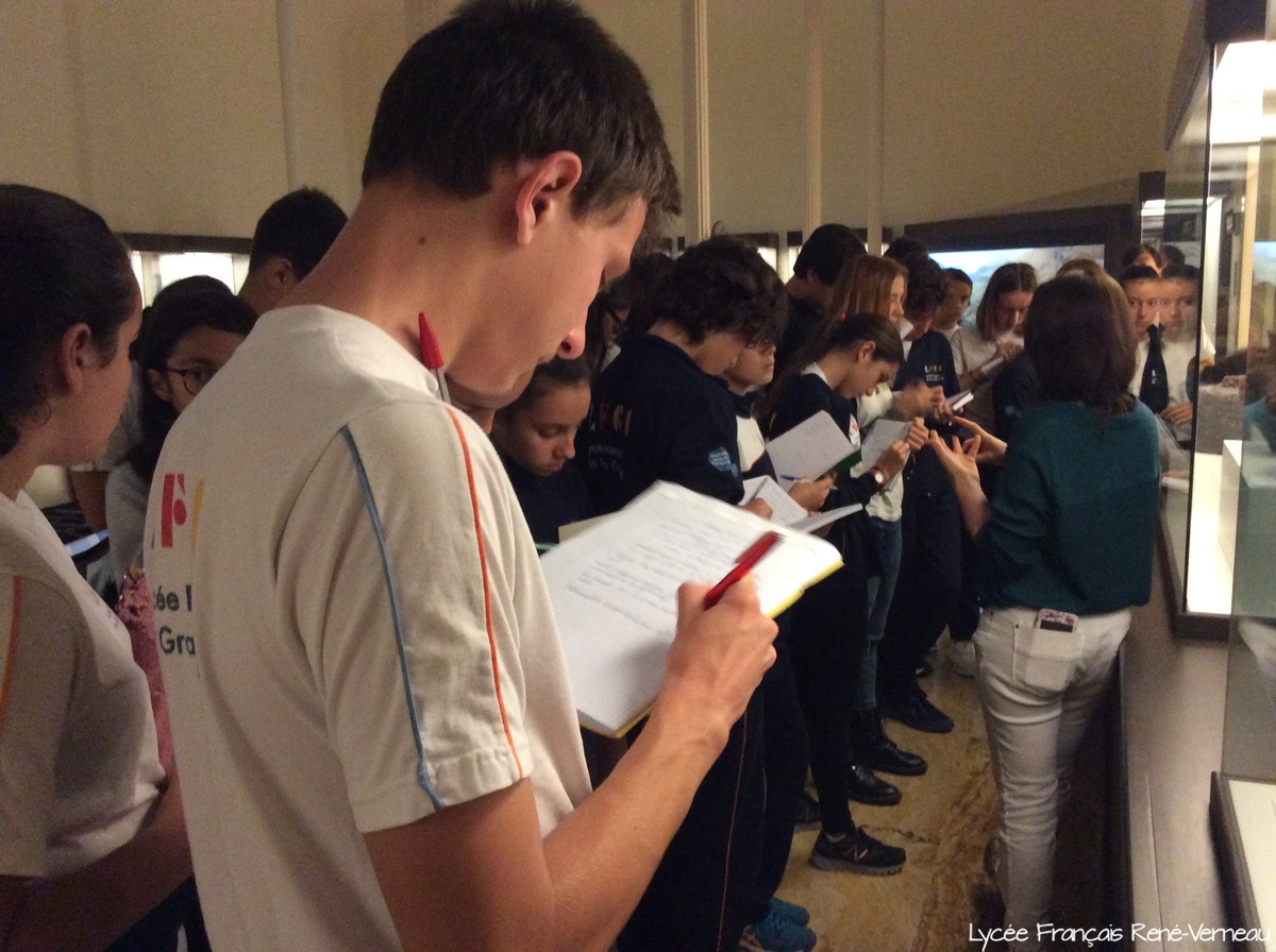 Los alumnos del Liceo de Gran Canaria participan en el proyecto 'Guías por un día en el Museo Canario'