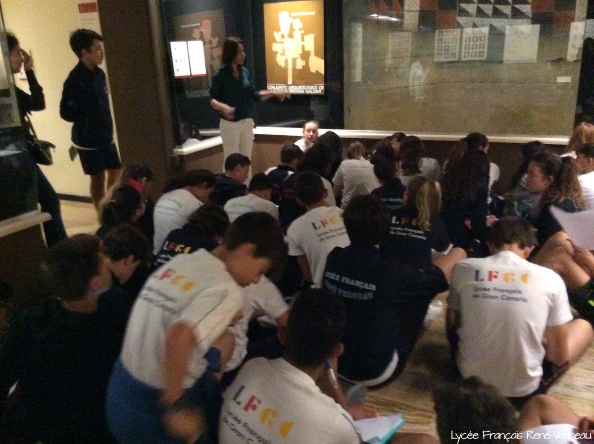 Los alumnos del Liceo de Gran Canaria participan en el proyecto 'Guías por un día en el Museo Canario'