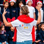 Les élèves de primaire illuminent la Plaza de España avec la Chorale de Noël